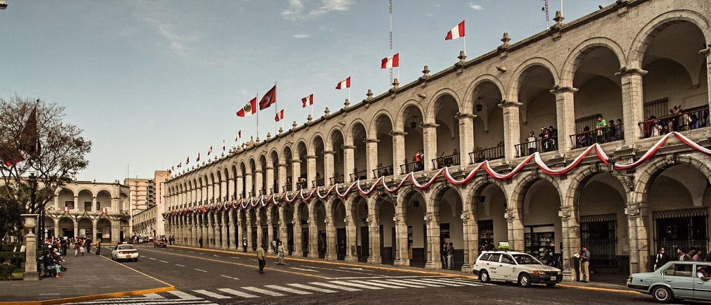 Plaza de Armas de Arequipa enfeitada com bandeiras do Peru