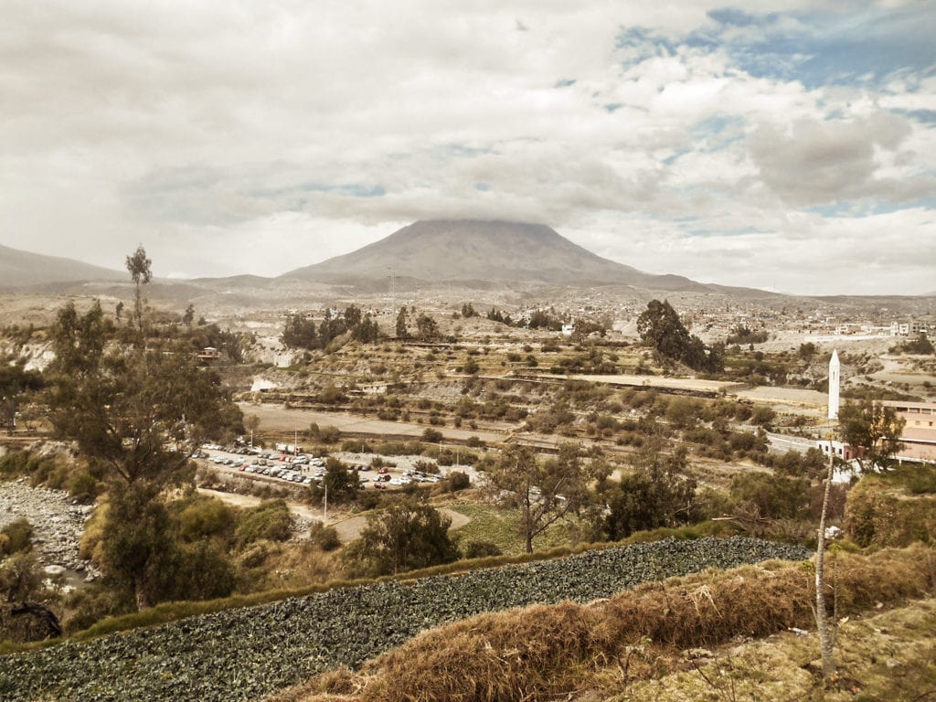 Ao chegar em Arequipa já é possível avistar o vulcão