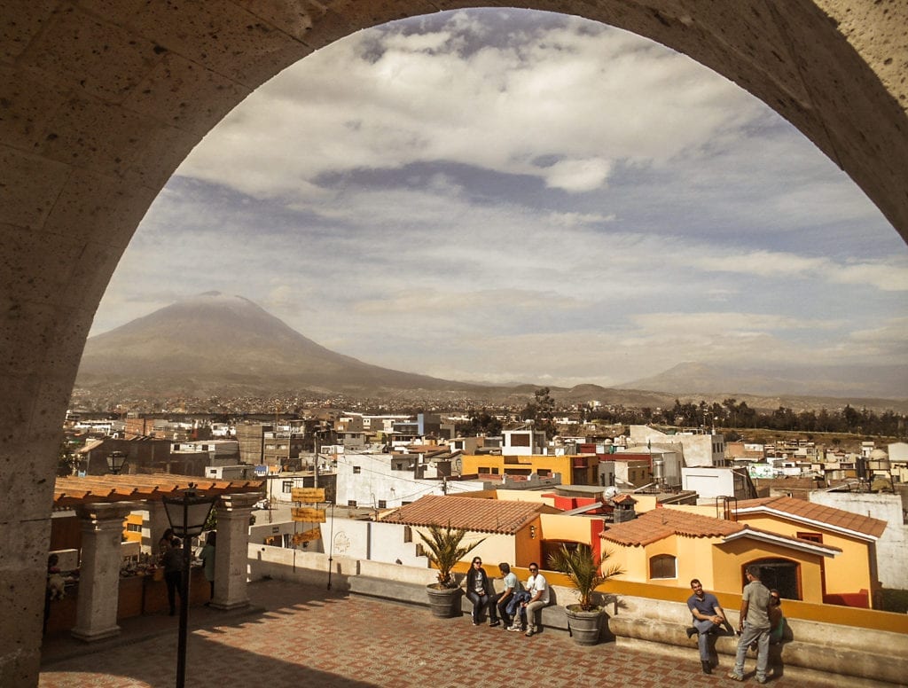 Vulcão emoldurado pelo arco, em Arequipa, no Peru
