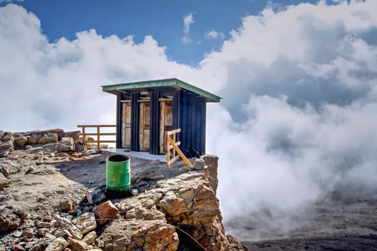 Este banheiro está à beira de um penhasco, a 4600 metros de altitude, nos flancos do Monte Kilimanjaro, na Tanzânia