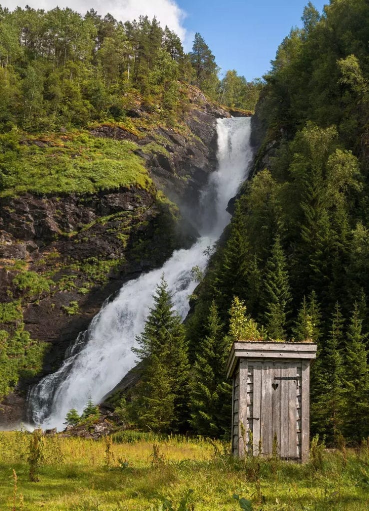 O som da cachoeira afasta qualquer resquício de vergonha para usar o banheiro nesse parque na Noruega