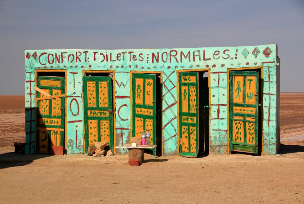 "Banheiro confortável", é o que diz o letreiro desenhado à mão de um conjunto de sanitários em Chott el Djerid, Tunisia