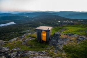 Um banheiro que serve também como mirante, em Kongsberg, Noruega