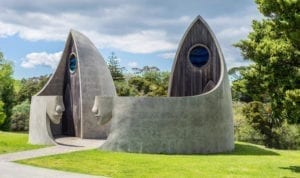Banheiros em formato de barcos que representam a indústria naval em Matakana, Nova Zelândia