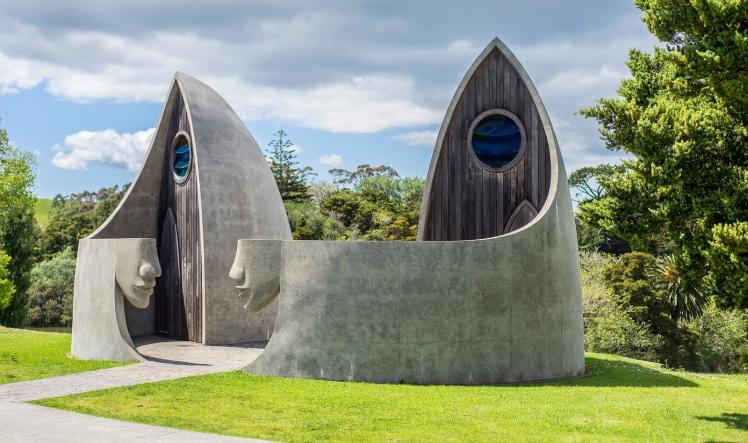 Banheiros em formato de barcos que representam a indústria naval em Matakana, Nova Zelândia