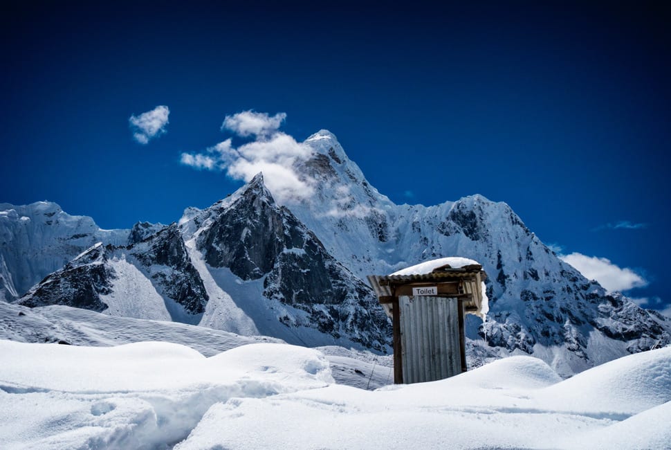 Banheiro cercado de neve no Parque Nacional de Sagarmatha, caminho para o Monte Everest, no Nepal