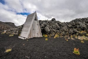 Essa cabana de madeira serve como banheiro na Reserva Natural de Fjallabak, em Reykjavik, Islândia