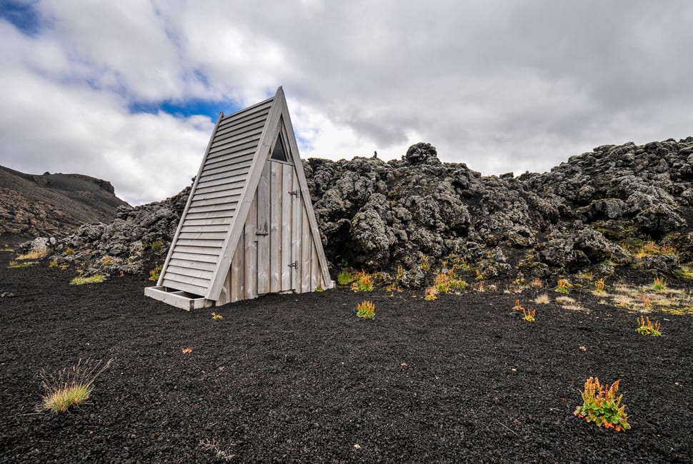 Essa cabana de madeira serve como banheiro na Reserva Natural de Fjallabak, em Reykjavik, Islândia