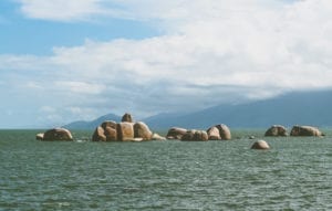 Cercada de lendas, a praia de Itaguaçu é um dos belos cartões postais de Florianópolis