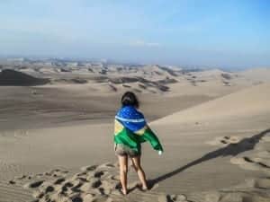 Luana representando o Brasil no deserto da Huacachina