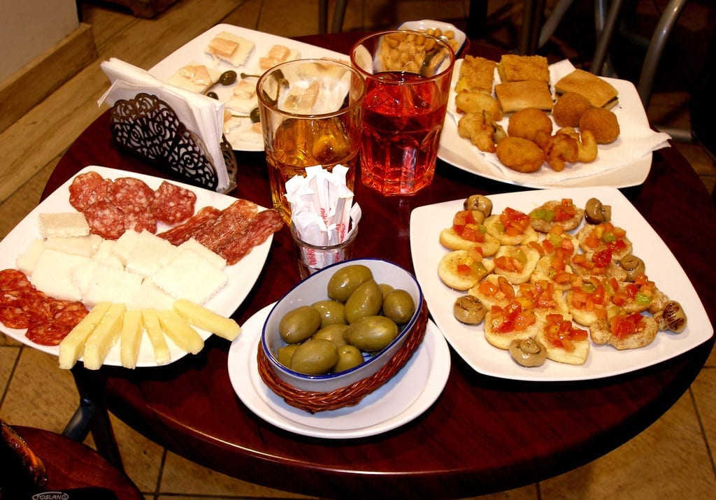 Na Itália, o aperitivo é acompanhado de deliciosos pratos para degustação