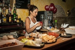 Na Itália as pessoas se encontram nos bares para um aperitivo ao cair da tarde