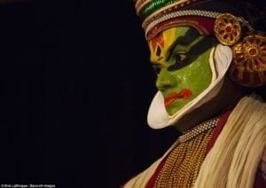 Um dançarino de Kathakali com vestes e pinturas tradicionais. Kochi, Índia