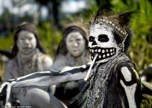 Mulher vestida de caveira para o Sing Sing, cerimônia tradicional no Mount Hagen, Western Highlands, na Papua-Nova Guiné