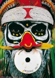 Guerreiro com o rosto pintado para uma cerimônia em Mount Hagen, na Papua-Nova Guiné
