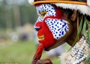 Mulher com pintura tribal para um rito em Mount Hagen, na Papua-Nova Guiné