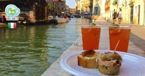 Um aperitivo com vista para os canais de Veneza, na Itália