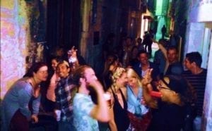 Uma social de leve no Booze & Snooze, em Split, na Croácia
