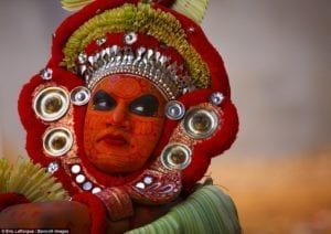 Homem pintado para o ritual Theyyam, em Thalassery, na Índia