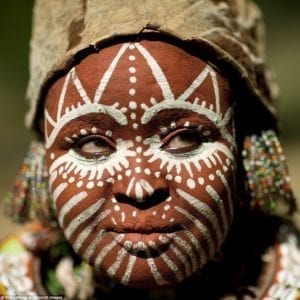Mulher da tribo Kikuyu, no Quênia