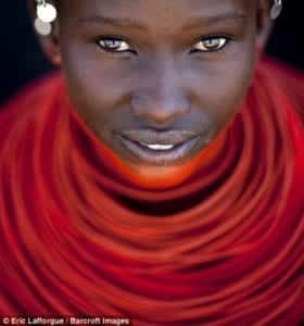 Mulher da tribo Samburu e suas vestes tradicionais, no Quênia