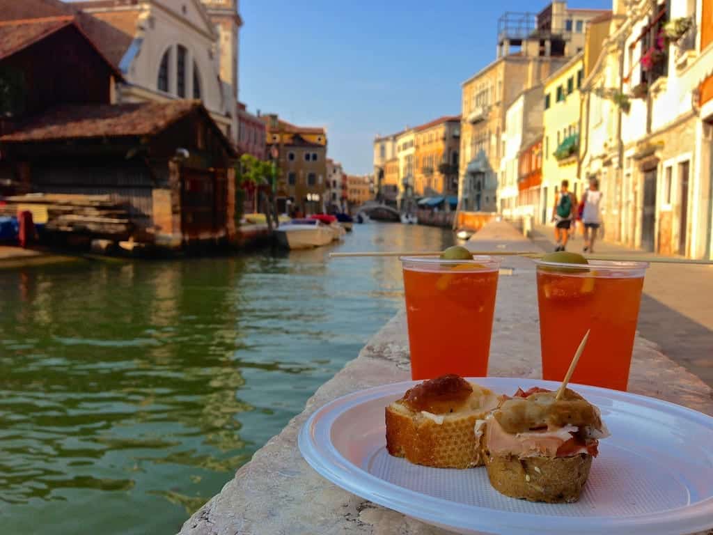 Um aperitivo com vista para os canais de Veneza, na Itália