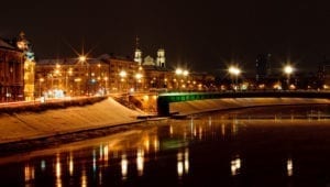 Vista noturna da famosa Ponte Verde de Vilnius