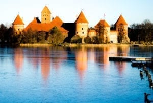 Trakai refletida em águas lituanas