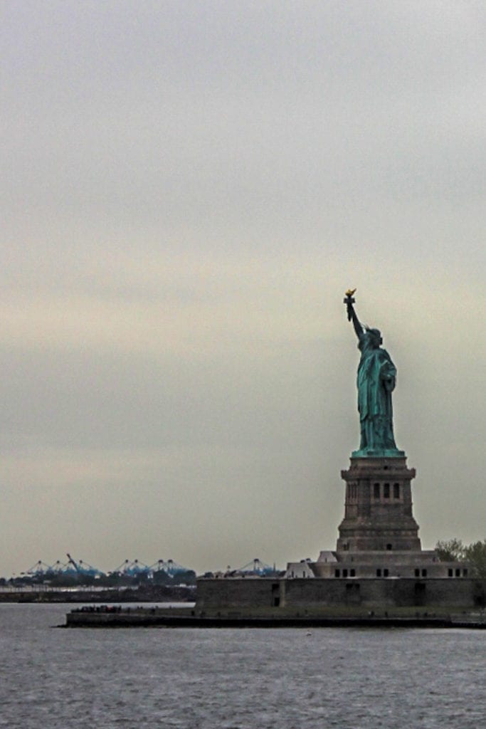 Estátua da Liberdade a partir do Staten Island Ferry, em Nova York, Estados Unidos