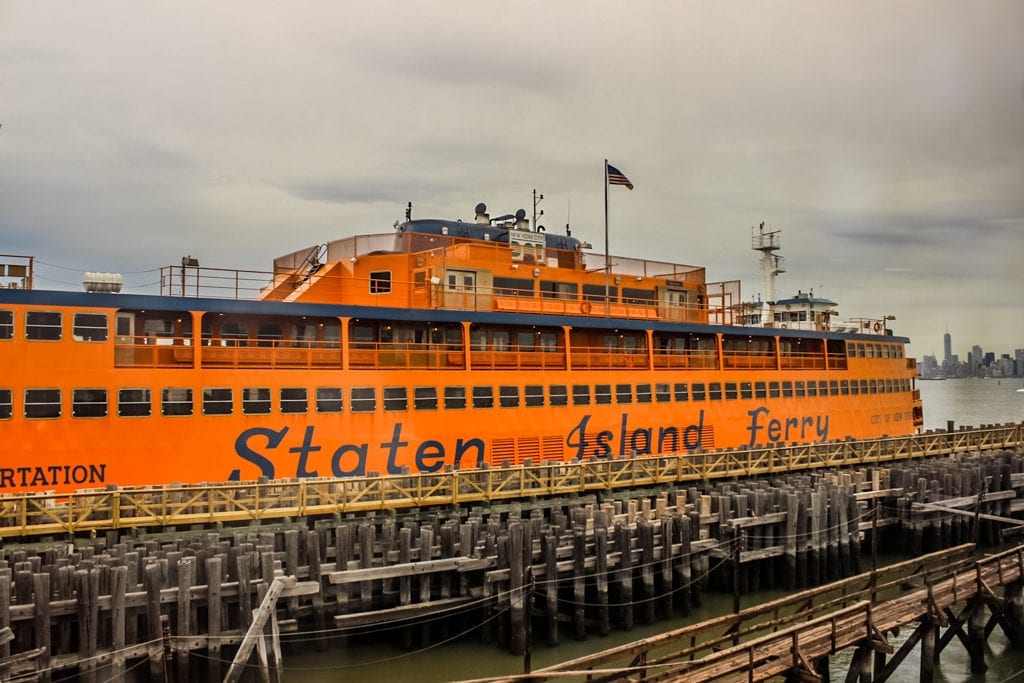 Staten Island Ferry, balsa gratuita que passa bem perto da Estátua da Liberdade, em Nova York