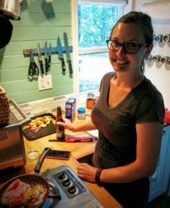 Lauren prepara os alimentos na cozinha da mobile home