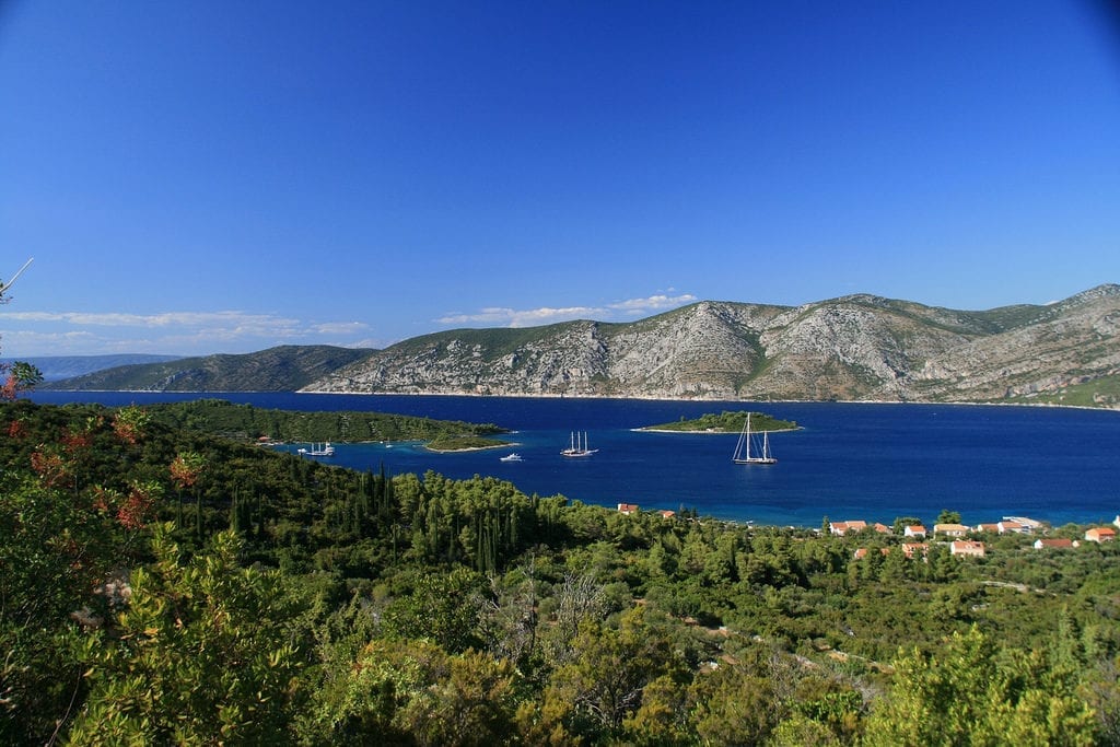 De carro ou de barco, o importante é conhecer todos os cantos de Korcula, na Croácia