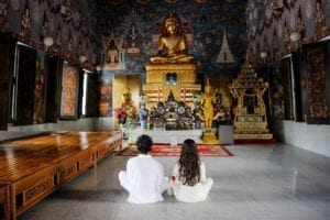 Templo onde recebemos a benção de um monge budista em renovação de votos. Krabi, Tailândia