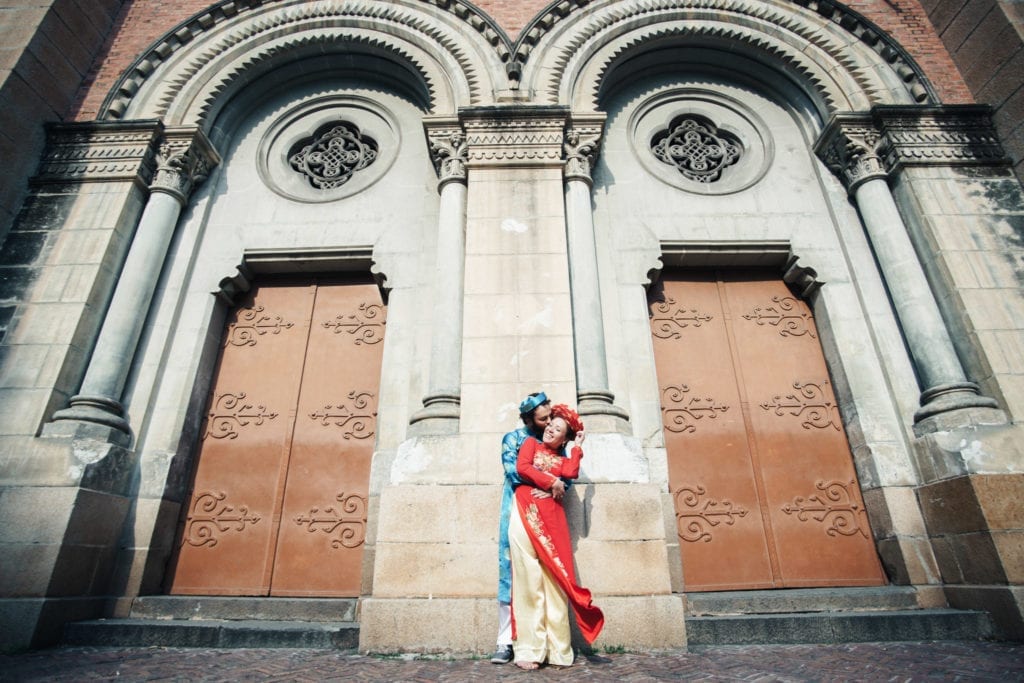 Em frente à Catedral de Notre Dame, em Ho Chi Minh, Vietnã, quando renovamos os votos de casamento