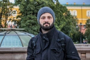 Depois de ver uma bolsa abandonada no banheiro em plena Praça Vermelha de Moscou, achamos melhor dar no pé