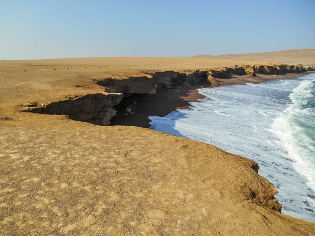 Deserto e mar se encontram na Reserva Natural de Paracas, no Peru