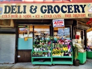 Uma das muitas delicatessem de Nova York, onde é possível comprar comida a preços baixos