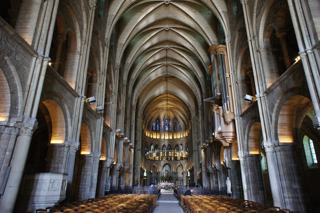 Interior da Abadia de Saint-Remi, em Reims, França