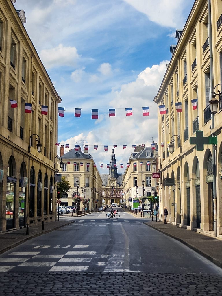 As charmosas ruas de Reims, na França