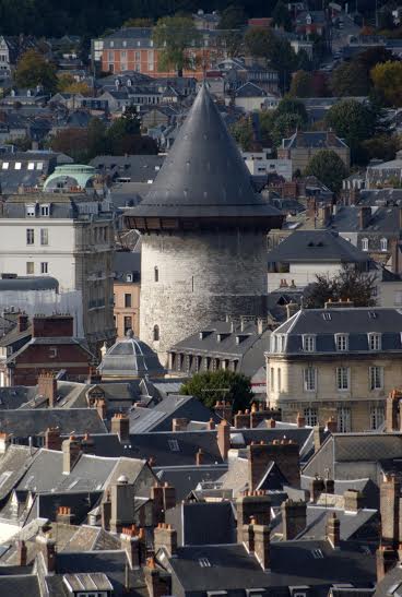 A torre em que Joana D'arc ficou presa é a única estrutura que sobrou o castelo. Fica em Rouen, na França