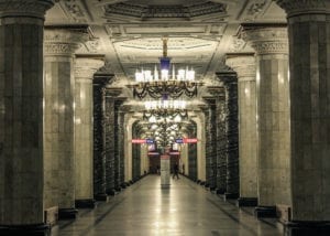 Colunas de mármore que seriam provisórias, na estação de metrô Avtovo, em São Petersburgo