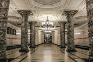 As magníficas colunas de metal e vidro da estação Avtovo, em São Petersburgo, Rússia