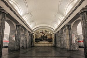 Corredor principal da estação Baltiyskaya, feito de mármore e com detalhes no teto que lembram as ondas do mar