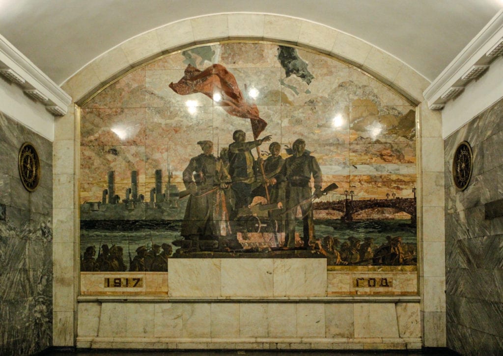 Mosaico da estação de metrô Baltiyskaya, em São Petersburgo, retratando marinheiros juntos a soldados e operários, prontos para invadir o Palácio de Inverno