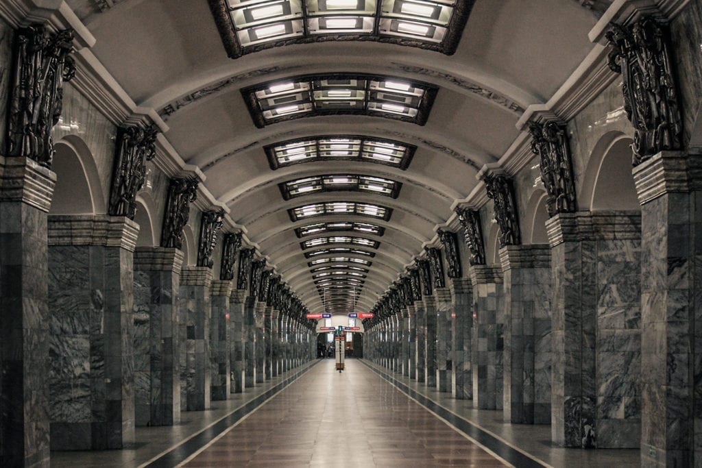 O tema escolhido para a decoração da estação de metrô Kirovsky Zavod  foi o desenvolvimento da industrialização socialista
