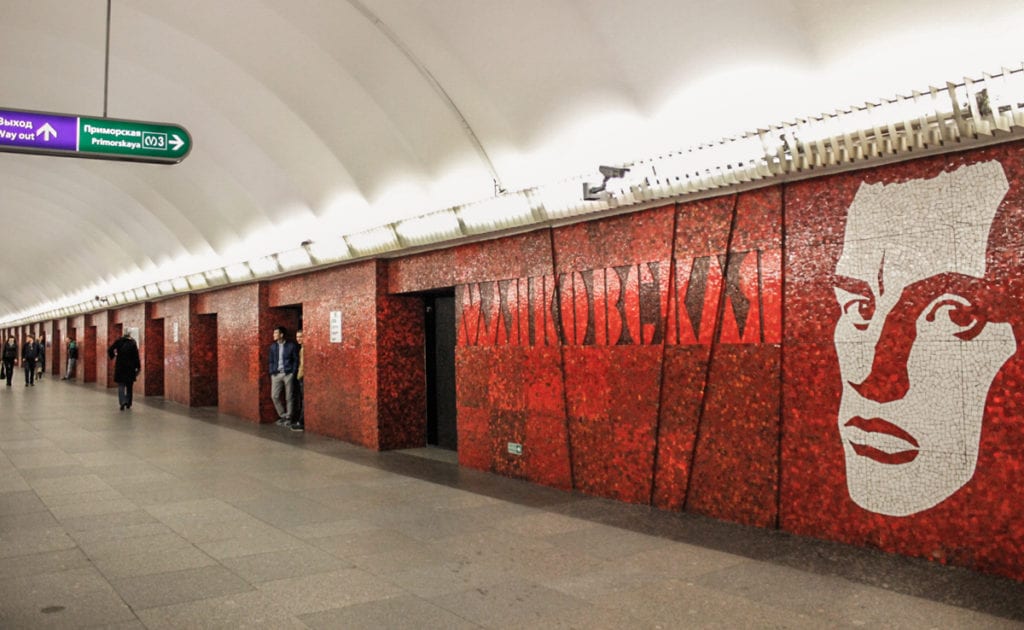 Homenagem ao poeta russo Vladimir Mayakovsky na estação de metrô Mayakovskaya, em São Petersburgo, Rússia