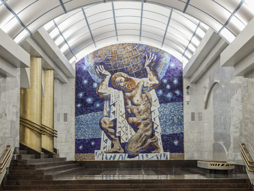 Mosaico de Atlas, deus da guerra na mitologia grega. Estação Mezhdunarodnaya em São Petersburgo, Rússia