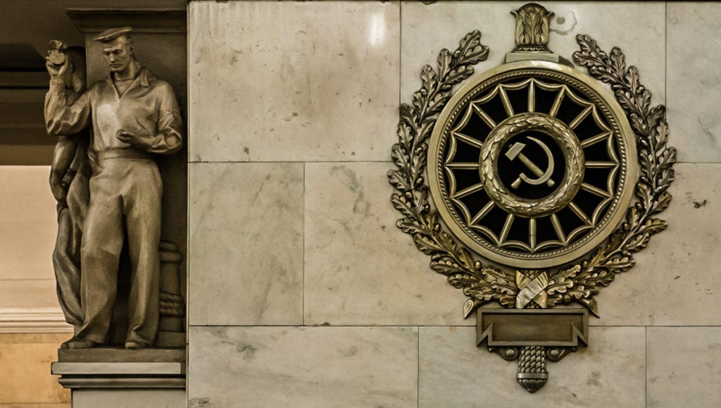 O martelo e a foice, que formam o maior símbolo do socialismo, em um adorno de bronze na estação Narvskaya