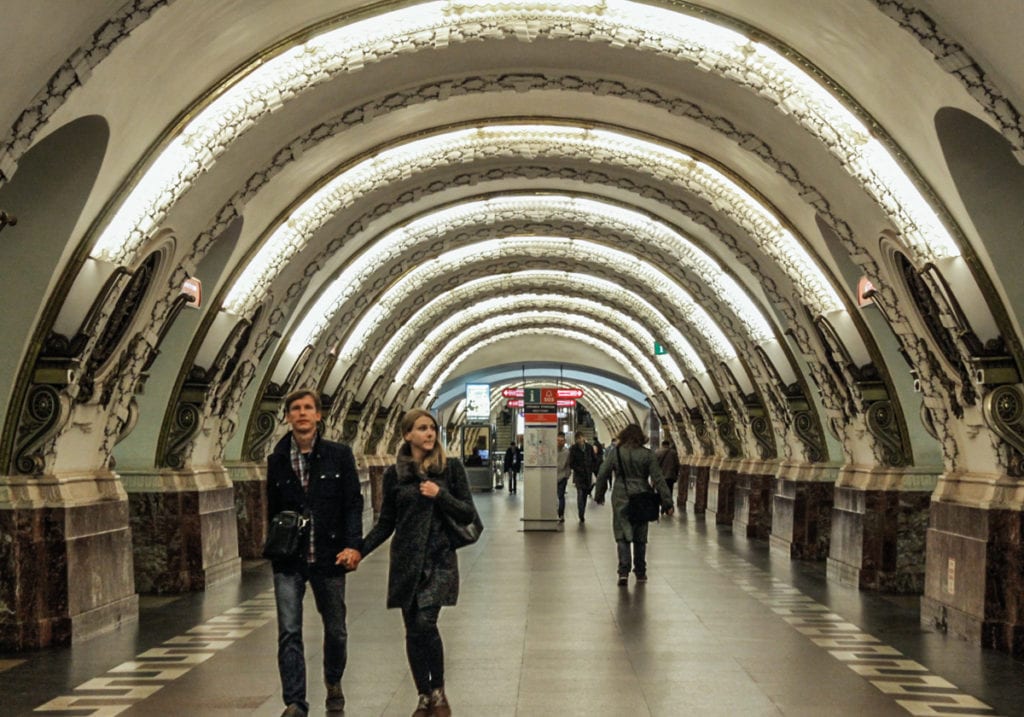 Evite fazer o tour pelas estações de metrô de São Petersburgo em horário de pico