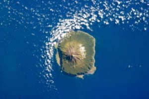 A pequena ilha de Tristan da Cunha vista de uma estação especial
